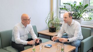 Jörg Ralf Oeder, technischer Leiter der Geschäftseinheit Weiss Spindeltechnologie (links), und Dr. Jens Falker, Technischer Leiter GMN Paul Müller Industrie GmbH & Co. KG. (Bild: GMN)