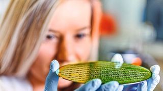 Wissenschaftler der TU Ilmenau analysieren intelligente Werkstoffe um damit energieeffiziente neuromorphe Schaltkreise zu realisieren. (TU Ilmenau/Christoph Gorke)