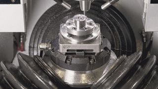 L’idée à la base : lors de l’usinage, seule la petite et légère pièce à usiner est déplacée et non pas la lourde unité d’outils. (Image: Willemin-Macodel SA)