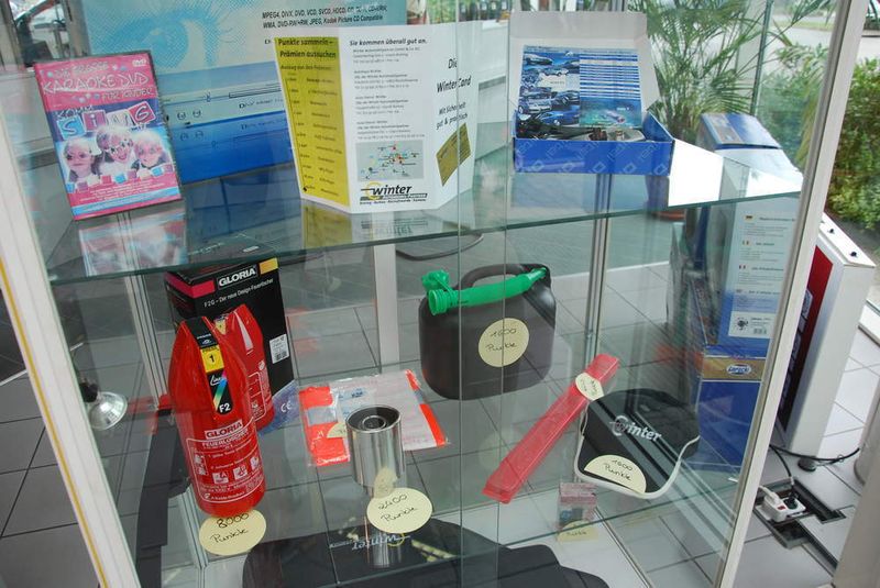 In einer Glasvitrine sind die Prämien ausgestellt (Archiv: Vogel Business Media)