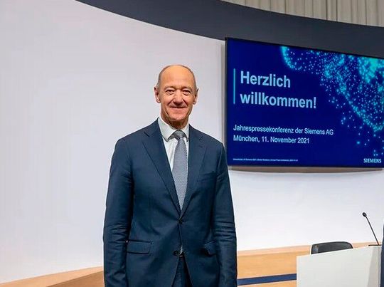 Der Siemens-Chef Roland Busch hält künstliche Intelligenz für einen ganz wichtigen Faktor, um in Zukunft wettbewerbsfähig zu bleiben. Deshalb kritisiert er Regulierungsmaßnahmen der EU, die Europa in Sachen KI nur zum Schlusslicht der Welt machen würden ...(Bild:  Siemens)