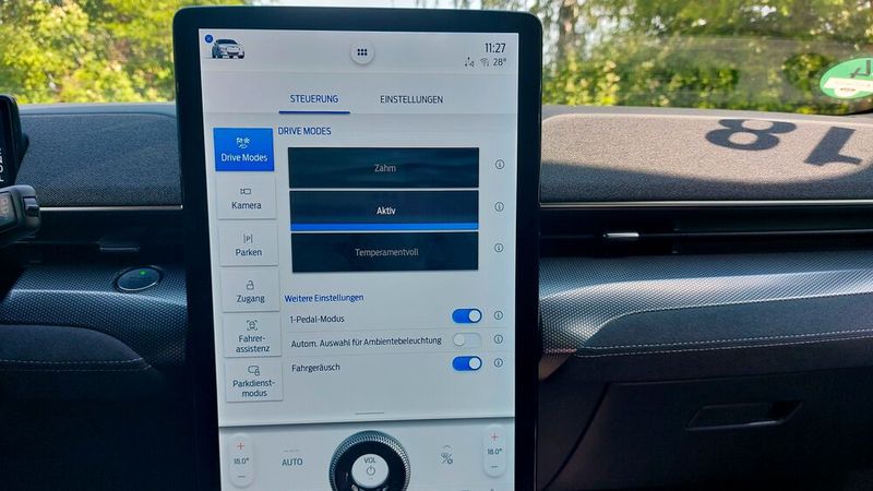 8. Die Bedienung: Das Cockpit ist E-Auto-typisch extrem aufgeräumt. Als zentrales Bedienelement dient ein 15,5 Zoll großes Touchdisplay, das anders als bei Tesla hochkant platziert ist.  (Bild: Mauritz – »kfz-betrieb«)