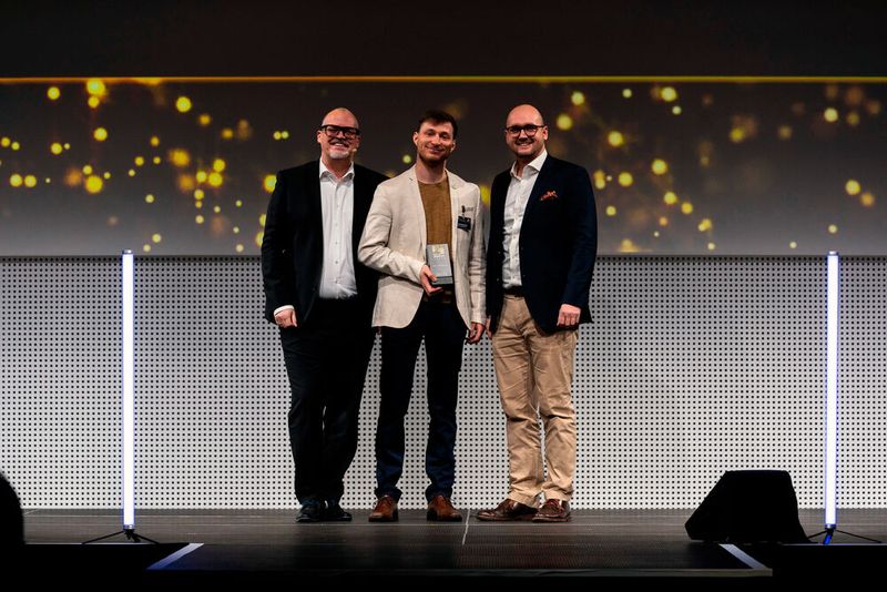 LABORPRAXIS- und DeviceMed-Chefredakteur Marc Platthaus (l.) mit Vertretern von Better Basics, dem Sieger-Unternehmen in der Kategorie Labor- und Analysentechnik. (Bild: Vogel Communications Group / Human)