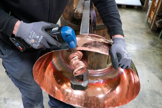 Kupferschmiede sind rar, doch die Auftragslage bei Müller Brennereianlagen ist hoch. Für die Fertigung setzt man deshalb auf die Akkuschere Trutool S 160 von Trumpf. Lesen Sie hier, was das Gerät für Vorteile bringt ...(Bild:  Trumpf)