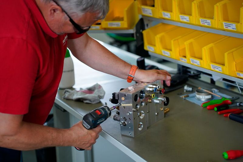 Auch bei der Montage hilft das EVO-System bei Konstandin. Ein Pneumatikchip erspart durch die einbaufertige Pneumatikeinheit Montagezeit. Dabei erfolgt bei der BDE-Rückmeldung die automatische Lagerabbuchung der Einzelkomponenten. Jeder Chip ist mit einer Seriennummer für die lückenlose Rückverfolgbarkeit gekennzeichnet. (Bild: EVO)