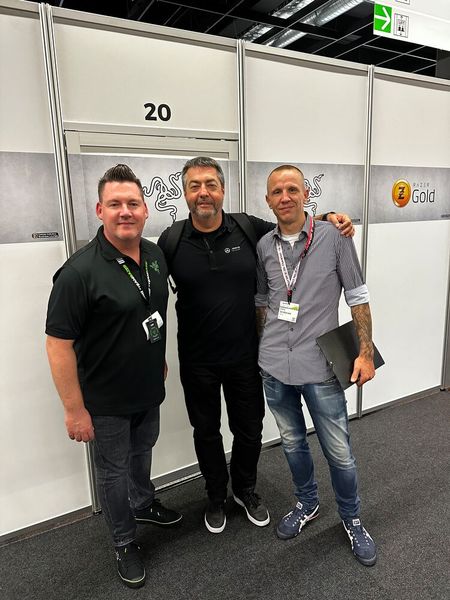 In der ruhigen Business Area trifft man auf (v. l.) Robert Cajnar (Razer), Thorsten Doege (AMD) und Chris Vandebroek (Metaboli). (Bild: Vogel IT-Medien GmbH)