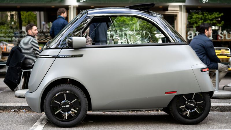 Zu Gunsten der Sicherheit wurde der Microlino noch einmal komplett überarbeitet (siehe nächstes Bild). Während das Original mit 10 Zoll kleinen Rädern auskommen musste, steht der Microlino immer auf 13-Zöllern. (Bild: Micro Mobility Systems)
