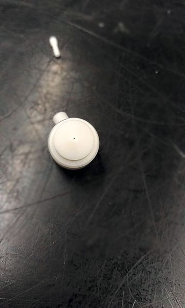 Auch die Düse aus Zirkonoxid hat eine zu kleine Bohrung, um sie zu drucken. (Bild: Simone Käfer)