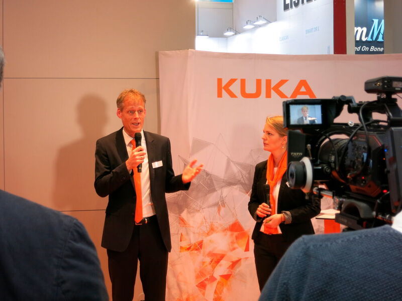 Dr. Rainer Bischoff, Leiter der Kuka-Konzernforschung begrüßt die Teilnehmer der Preisverleihung auf der Medica in Düsseldorf ... (Reinhardt / Devicemed)