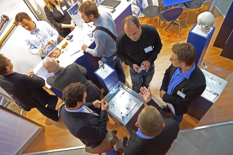Fachgespräche sind ein zentraler Bestandteil der Swiss Medtech Expo in Luzern. (Bild: Messe Luzern)