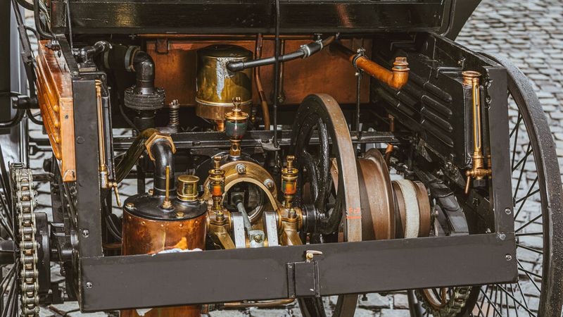 Stiegen kontinuierlich in Sachen Leistung und Drehzahl: So leisteten die Velo-Motoren 1894 1,5 PS (1,1 kW) bei 450 U/min, 1896 bereits 2,75 PS (2,1 kW) bei 600 U/min, 1900 waren es 3 PS (2,2 kW) bei 700 U/min und ein Jahr später schließlich 3,5 PS (2,6 kW) bei 800 U/min. (Bild:  Mercedes-Benz AG)