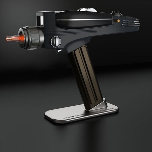 Für alle Fans von Star Trek: Die Star-Trek-Phaser-Universal-Fernbedienung ist eine detailgetreue Replika des Original-Phaser, mit dem Captain Kirk, Mister Spock und Co. im bekannten und unbekannten Universum für Recht und Ordnung sorgten. Kostenpunkt bei www.radbag.de: 149,95 Euro. (www.radbag.de)