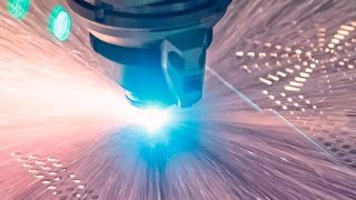 Die Trenntechnik hat eine jahrtausendelange Geschichte, die sich im Dunkel der Vergangenheit verliert. Angefangen mit geschliffenen Steinen über Bronzesägen und Messern sowie Scheren, entwickelte sich diese einst handgeführten Werkzeuge bis heute zu digitalen Produktivitätsgiganten. Diesen Weg sind auch das Plasmaschneiden und die Bearbeitung mit dem Wasserstrahl gegangen. Eindeutig das jüngste und auch vielseitigste Werkzeug zum 2D- und 3D-Schneiden von Metallen und anderen Werkstoffen ist heute der Laser. (Trumpf)