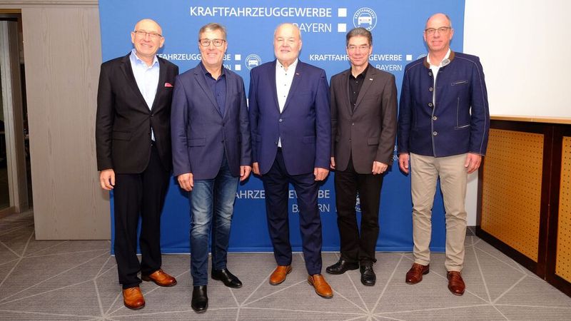 Der Vorstand des Kfz-Gewerbes Bayern tauschte sich am Vorabend mit Hubert Aiwanger aus: v. l.) Vizepräsident Günter Friedl, stellv. Landesinnungsmeister Rudolf Angerer, Präsident Albert Vetterl,  Prof. Michael Decker vom Institut für Technologie (Karlsruhe) und Vizepräsident Andreas Tröger. (Bild: Zietz - VCG)
