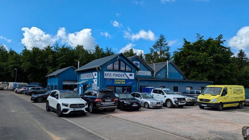 Jede Menge Mercedes-Benz-Fahrzeuge jeglichen Alters vor einer freien Werkstatt – das kann nur eines heißen: Hier hat sich ein Schrauber mit viel Mercedes-Erfahrung selbstständig gemacht und bedient nun die Kunden mit voller Markenkompetenz, aber zum deutlich niedrigeren Preis als der Markenpartner.  (Bild: Rosenow – VCG)