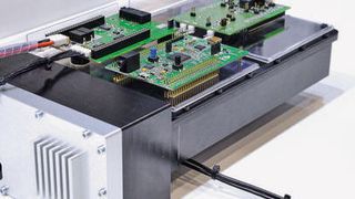 Demonstratoraufbau mit modularem System Stromanregung, analoge Signalaufbereitung und ATM32F4 Evaluation Board.  (Rutronik)