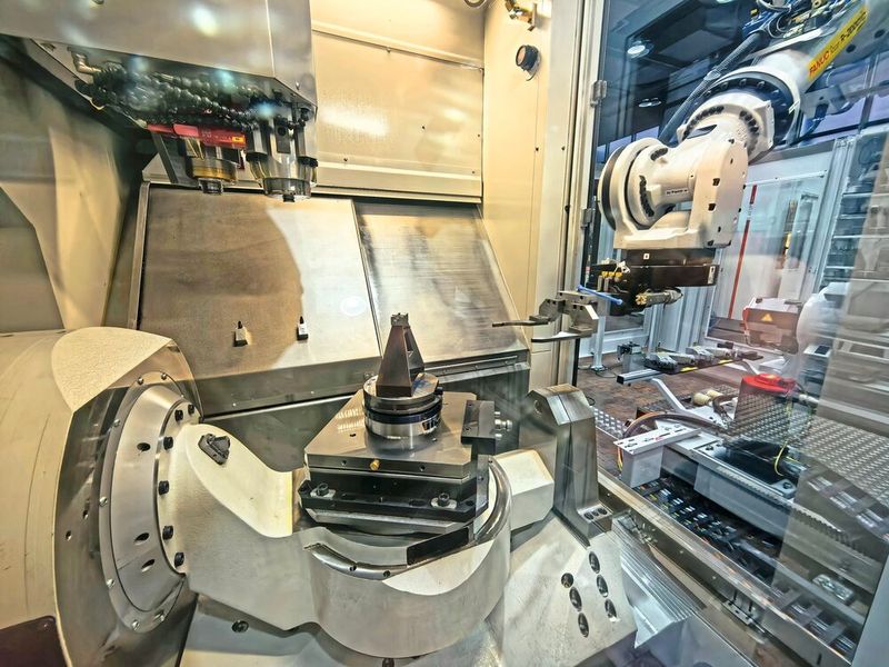 Der Roboter versorgt die Anlage mit bestückten Werkstückträgern, Standard-HSC-Werkzeugen oder Mikrofräsern. (Bild: Klaus Vollrath)