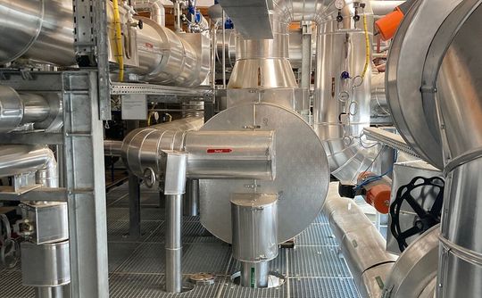 Hier blickt man auf die Kopfseite eines Wärmetauschers, den Ness Wärmetechnik im Rahmen einer Retrofit-Maßnahme in puncto Prozesswärme bei Eggers in Niederösterreich installiert hat. Hier erklären die Experten, wie man sich günstiger den heutigen Herausforderungen stellen kann ...(Bild:  Ness)
