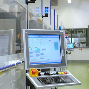 Der Marktführer Texturieranlagen für die Photovoltaik, Rena, setzt im Werk Berg auf Steuerungssysteme von Aucos. (Bilder: Lenze)