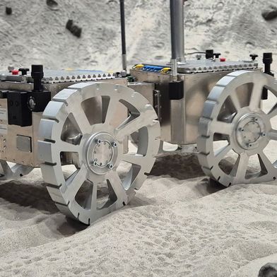 Der Marsrover mit den innovativen Rädern, die nach dem Vorbild einer Wüsteneidechse durch Sand „schwimmen“ können. (Bild: Marco Schmidt / Uni Würzburg)