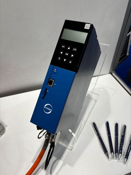 Die 6. Generation der Antriebsregler (SB6) von Stöber ist ausgelegt für die steigenden Anforderungen in der Automatisierung und im Maschinenbau. Auf der all about automation hat Stöber das neue Sicherheitsmodul SX6 präsentiert. Es erweitert das Funktionsspektrum der drei Antriebsregler SB6, SC6 und SI6 um zahlreiche Sicherheitsfunktionen. Angesteuert wird es über Ethercat. Ein besonderes Highlight ist, das bei Mehrachs-Reglern die STO-Funktion für jede Achse individuell aktiviert werden kann.  (Bild: Jeremy Streiff)