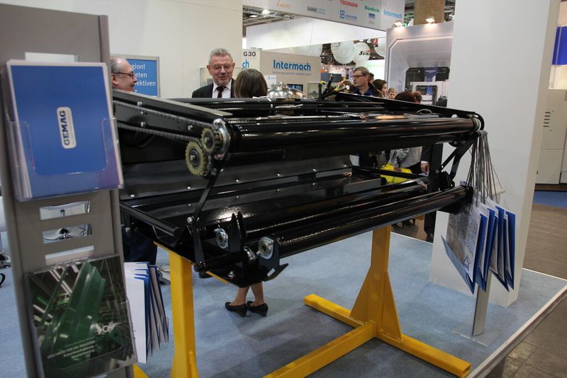 Auf der Intec konnte diese Bindeeinrichtung für eine Rundballenpresse näher untersucht werden, die loses Heu, Stroh oder Silage mittels Netz oder Folie in transportable Pakete verwandelt. (Bild: Königsreuther)