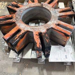 Aus 270 Millimeter dickem Feinkornbaustahl S690 QL1 fertigte Jebens dieses Bauteil für den Prototyp des Wellenenergiekonverters C4.(Bild:  Jebens)