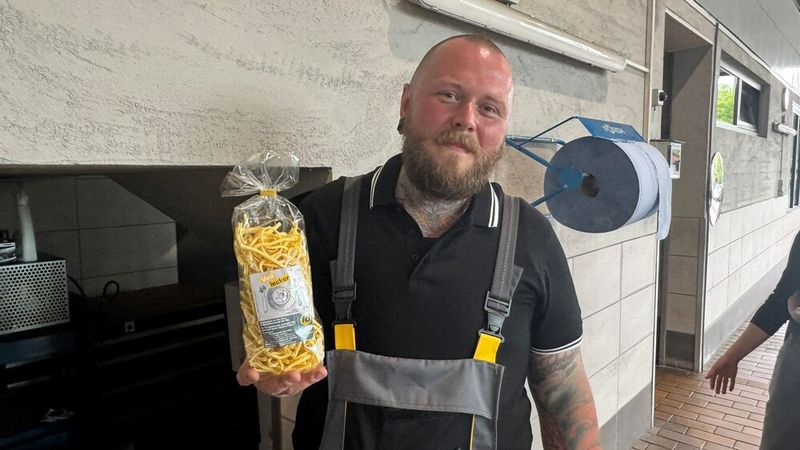 Kundenerlebnis mit regionaler Note: Eine Packung Spätzle mit Logo – kleine Gesten, die auf dem Land ankommen. (Bild: Schreiner – VCG)