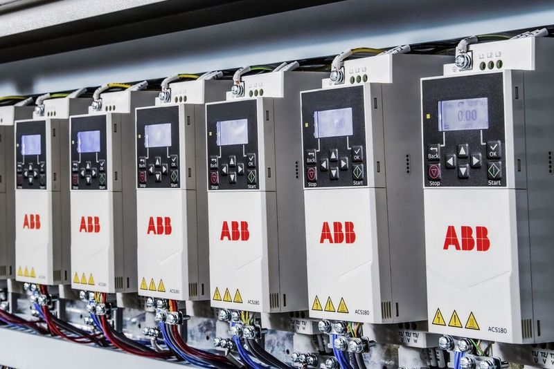 ABB Motion zeigt auf der SPS unter anderem den neuen kompakten Machinery Drive ACS180. Außerdem will das Unternehmen einen Fokus auf Energieeffizienz legen. Deswegen bringt es zwei neue Synchronreluktanzmotoren der Effizienzklasse IE5 mit Flüssigkeitskühlung sowie HDP-Motoren mit hoher Leistungsdichte mit. SPS 2022: Halle 4, Stand 420. (Bild: ABB)