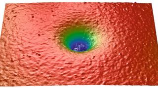 Bild 1: Darstellung eines Lackkraters mittels optischer Profilometrie. Solche Fehler haben ihre Ursache oft in der Teilereinigung. (Bild: Nanoanalytics)