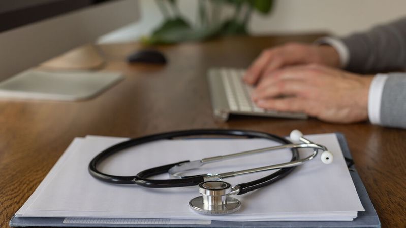 Aufgrund der hohen Nachfrage von Medizinern wurde der KI-Sprechstundenassistent in die Praxissoftware und das Patientenmanagement integriert, erklärte die Produktchefin Maud Pennaneac'h.(Bild: ©  Song_about_summer – stock.adobe.com)