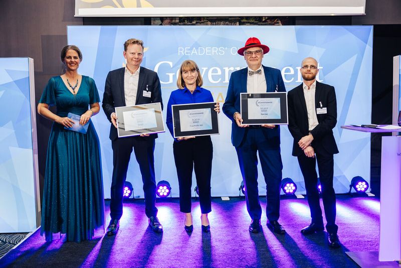 Ein Novum bei der zehnten Ausgabe der eGovernment Awards war die Kategorie „Big Data & KI“, in der Simone Kaiser stellvertretend für das Fraunhofer IAO Platin überreicht bekam, hier eingerahmt von Frank Dückinghaus mit Gold für DeepL SE und Christof Orth, der mit dem pflichtgemäßen roten Hut den Silber-Award für Red Hat abholte. (Bild: © Offenblende/Christoph Wehrer )