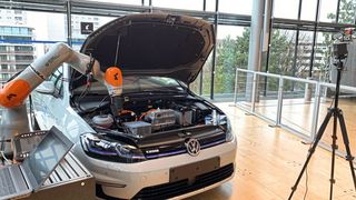 Mit einer No-Code-Robotik-Plattform können Fabrikarbeiter von Volkswagen Roboter innerhalb von Minuten selbst anlernen. (Bild: Wandelbots)