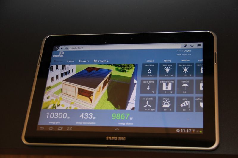 Die komplette Haustechnik einschließlich der Solarmodule kann per Tablet überwacht und gesteuert werden. (Bild: Schäfer)