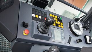 Kran-Cockpit: Die Befehlsgeräte zeichnen sich durch eine hohe Funktionalität, Ergonomie und Qualität aus. Eine flexible Alternative zur Folientastatur sind hier Betätiger. (Bild: Liebherr)