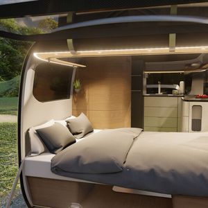 Die Sitzgruppe mit Tisch kann in ein Doppelbett verwandelt werden.(Bild:  Airstream)