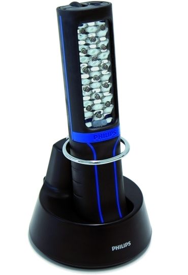 Die Werkstattleuchte hat ein zusätzliches blaues Licht, mit dem man Lecks in Klimaanlagen erkennen kann. (Philips)