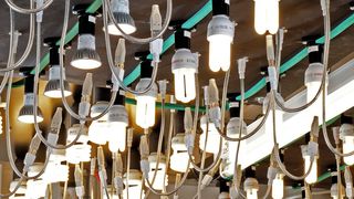 Ungebündeltes und gebündeltes Licht: Welche Richtlinie zur umweltgerechten Gestaltung von Lampen und Leuchten anzuwenden ist, richtet sich zum einen nach der Art der Lichtausstrahlung und zum anderen der Art der Lampe bzw. Leuchte. Im Bild das Prüfzentrum des TÜV Süd in Garching. (Bild: TÜV SÜD)