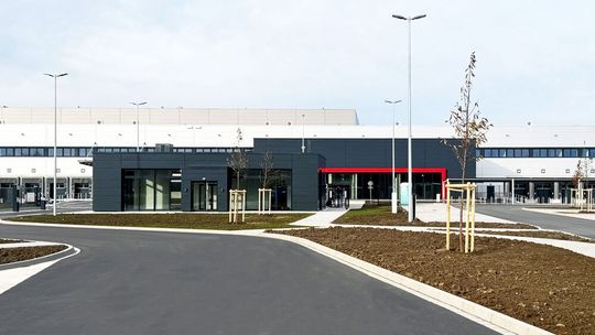 Dietz hat eine 73.000-Quadratmeter-Built-to-suit-Immobilie fristgerecht an Beckhoff Automation übergeben. Logivest vermittelte beim Grundstücksankauf und der Vermietung.(Bild:  Dietz)