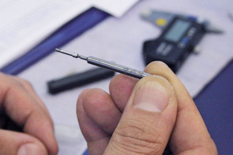 Bild 1: Die Kontrolllehre zeigt, dass ein Dentalimplantat präzise nach den Vorgaben gefertigt wurde – nicht zuletzt auch dank der genauen Ausrichtung der Werkzeugspindeln. (Bild: Schwartz)