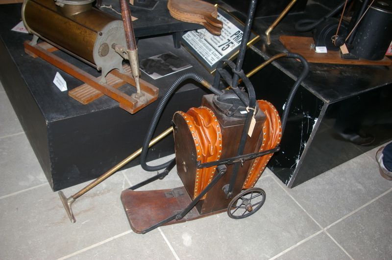 Innovation et originalité deux critères évident pour les découvertes les plus banales, tel cet aspirateur à soufflet découvert dans la collection d'objets insolites du Musée de la machine à coudre de Fribourg. (Image: JR Gonthier)