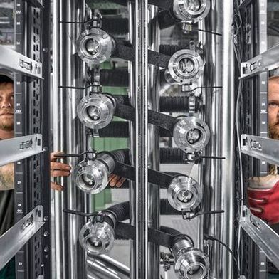 Wie kommt die Kühllösung ins Rechenzentrum? Wie wird sie in den Service eingebunden? Diese Praxisfragen sind hoch relevant für den Einsatz in großer Skalierung. (Bild: Rittal )