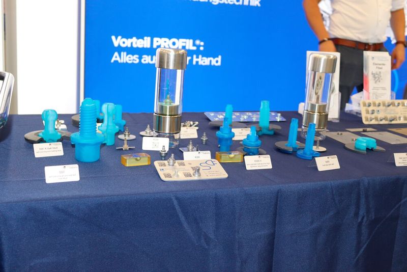 Profil entwickelt Stanzmuttern und -bolzen, die durch einen Nietvorgang in Blechformteilen befestigt werden. (Bild: Alexander Stark)