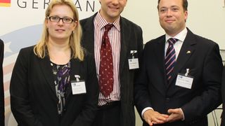 Freya Lemcke, Frank Hoffmeister und Moritz von Soden (von links) auf der Podiumsdiskussion der IHK Hannover zum TTIP. (Bild: Bornemann Gewindetechnik)