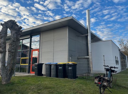 Ein effizientes Gebäudemanagement mithilfe eines IoT-Netzwerks kann in öffentlichen Gebäuden, wie dieser Kita, unter anderem dabei helfen, Heizkosten einzusparen.(Bild:  Robert Bogs, Alpha-Omega Technology)