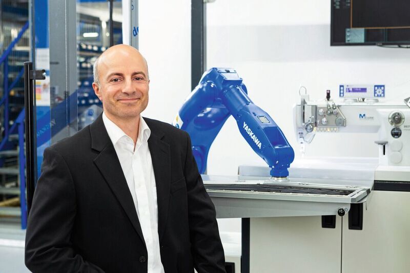 Dietmar Kuhn, Betriebsleiter bei KMF, sieht für die Nähroboter gewaltiges Potenzial. (Independent Light/Yaskawa)