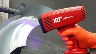 Eine Akkuladung reicht dem IRT UV SmartCure für bis zu 80 Spot-Reparaturen. (Bild: Hedson)