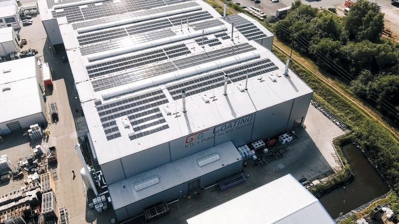 Das Unternehmen Giga Coating hat für seine Oberflächen-Beschichtungsanlage einen hohen Strombedarf. Zusammen mit der System Trailers Fahrzeugbau GmbH wurde eine 2,0-MWp-Photovoltaikanlage, ein 1,468-MW-Gewerbespeicher und Greencore AI installiert. So konnte der externe Strombezug um ca. 40 Prozent reduziert werden. (Bild: Greenflash)