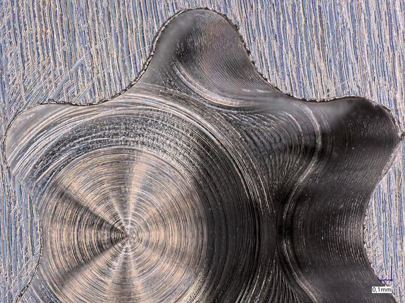 Usinage dans du titane grade 5 avec un outil non revêtu après la réalisation de 819 empreintes sur micro-centre d'usinage. (Source : Louis Bélet)