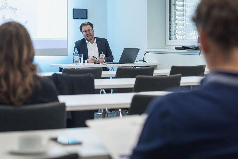 Unter dem Motto „Power of Electronics” versammelten wir am 18. und 19. Oktober 2022 sechs Elektronikkonferenzen in Würzburg: Entwicklerforum Leistungselektronik, DC/DC-Wandler-Tag, Schaltnetzteiletag, Batteriepraxis Forum, Praxisforum Elektrische Antriebstechnik und Cooling Days. Auch 2023 findet Power of Electronic statt. Merken Sie sich bereits jetzt den Termin vor: 17. bis 18. Oktober 2023.  (Bild: Stefan Bausewein )